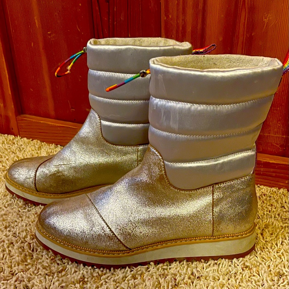 Tom’s Rainbow boots for winter.  Size 8.  Worn a few times.
